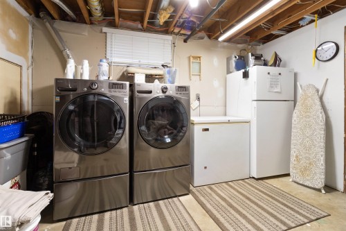 Laundry area featuring washing machine and clothes dryer - 4423 18 Avenue, Edmonton, AB - Indoor Photo Showing Laundry Room
