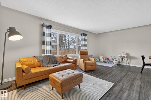 Living room with wood finished floors - 5 Langley Drive, Fort Saskatchewan, AB - Indoor Photo Showing Living Room
