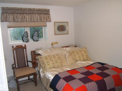Bedroom with carpet - 4807 54 Avenue, Two Hills, AB - Indoor Photo Showing Bedroom