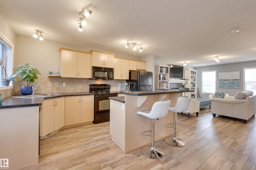14867 141 Street, Edmonton, AB - Indoor Photo Showing Kitchen