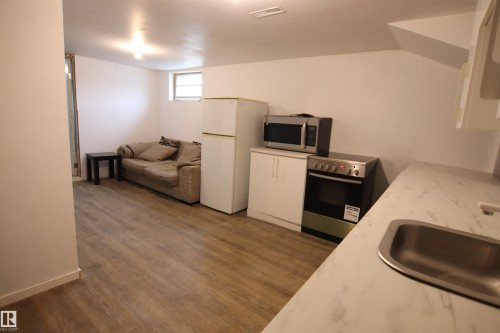 11161 67 Street, Edmonton, AB - Indoor Photo Showing Kitchen