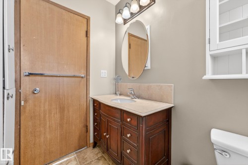 11428 51 Avenue, Edmonton, AB - Indoor Photo Showing Bathroom