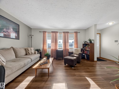 16050 95 Avenue, Edmonton, AB - Indoor Photo Showing Living Room