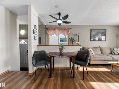 16050 95 Avenue, Edmonton, AB - Indoor Photo Showing Living Room