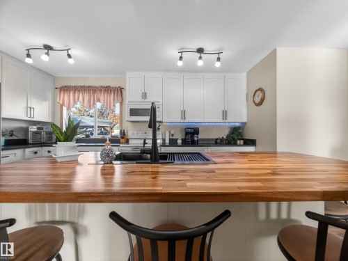 16050 95 Avenue, Edmonton, AB - Indoor Photo Showing Kitchen