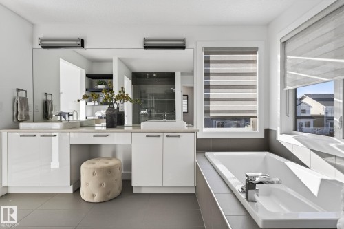 2227 Kelly Crescent, Edmonton, AB - Indoor Photo Showing Kitchen