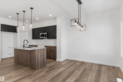 920 18 Avenue, Edmonton, AB - Indoor Photo Showing Kitchen
