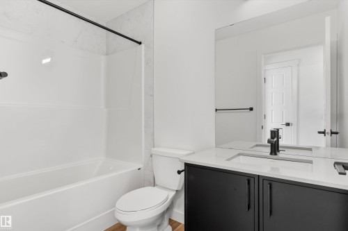 920 18 Avenue, Edmonton, AB - Indoor Photo Showing Bathroom