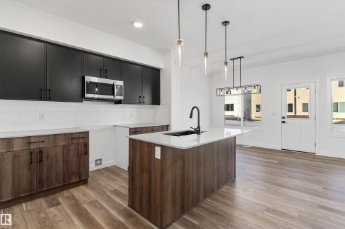 920 18 Avenue, Edmonton, AB - Indoor Photo Showing Kitchen