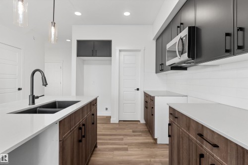 920 18 Avenue, Edmonton, AB - Indoor Photo Showing Kitchen With Double Sink With Upgraded Kitchen