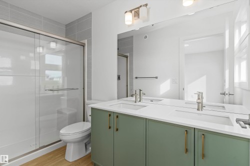 8716 183 Avenue, Edmonton, AB - Indoor Photo Showing Bathroom