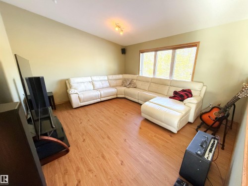 28 52327 Rge Road 20, Rural Parkland County, AB - Indoor Photo Showing Living Room