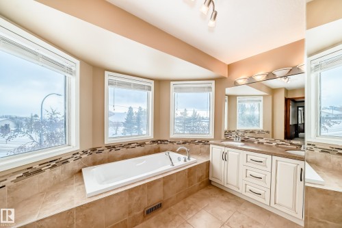 1720 Bearspaw Drive E, Edmonton, AB - Indoor Photo Showing Bathroom
