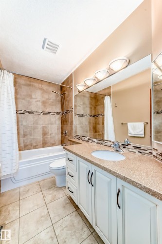 1720 Bearspaw Drive E, Edmonton, AB - Indoor Photo Showing Bathroom