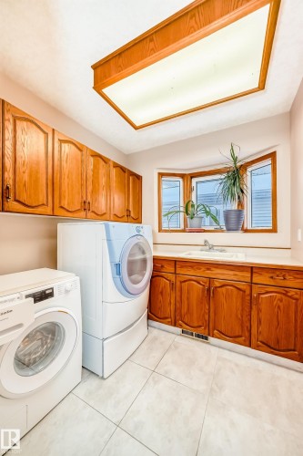 1720 Bearspaw Drive E, Edmonton, AB - Indoor Photo Showing Laundry Room