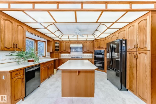 1720 Bearspaw Drive E, Edmonton, AB - Indoor Photo Showing Kitchen With Double Sink