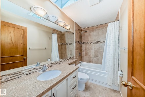 1720 Bearspaw Drive E, Edmonton, AB - Indoor Photo Showing Bathroom