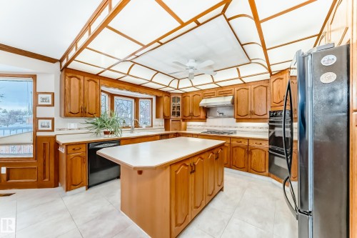 1720 Bearspaw Drive E, Edmonton, AB - Indoor Photo Showing Kitchen
