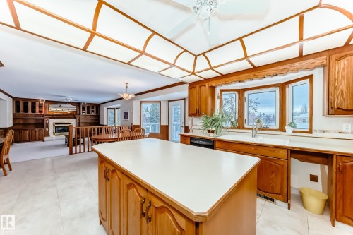 1720 Bearspaw Drive E, Edmonton, AB - Indoor Photo Showing Kitchen