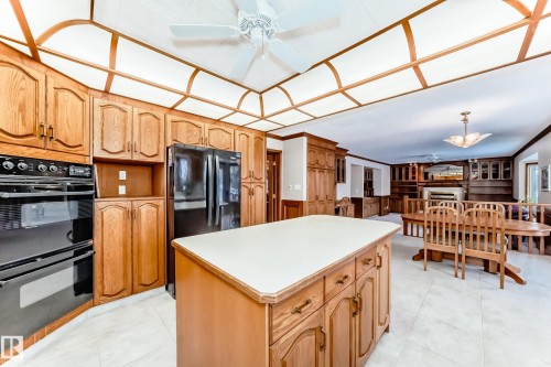 1720 Bearspaw Drive E, Edmonton, AB - Indoor Photo Showing Kitchen