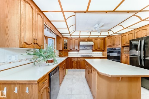 1720 Bearspaw Drive E, Edmonton, AB - Indoor Photo Showing Kitchen