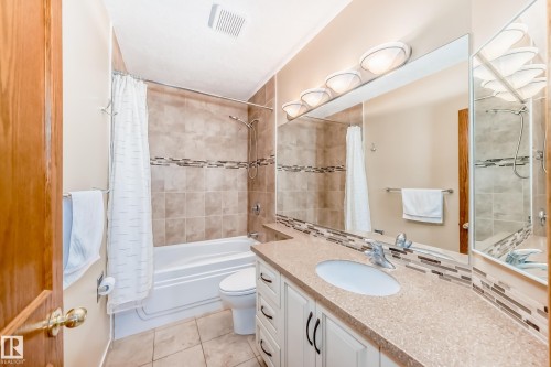 1720 Bearspaw Drive E, Edmonton, AB - Indoor Photo Showing Bathroom