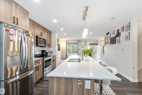 3 3305 Orchards Link Sw, Edmonton, AB - Indoor Photo Showing Kitchen With Stainless Steel Kitchen With Double Sink With Upgraded Kitchen