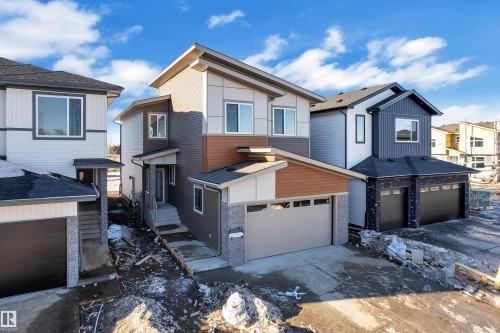 Contemporary house with a residential view, a garage, and concrete driveway - 38 Grayson Green, Stony Plain, AB - Outdoor