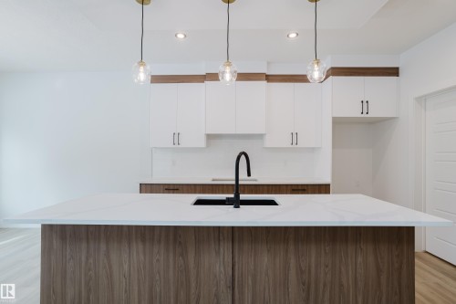 4 Meadowgrove Landing, Spruce Grove, AB - Indoor Photo Showing Kitchen With Upgraded Kitchen