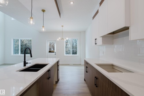 4 Meadowgrove Landing, Spruce Grove, AB - Indoor Photo Showing Kitchen With Double Sink With Upgraded Kitchen