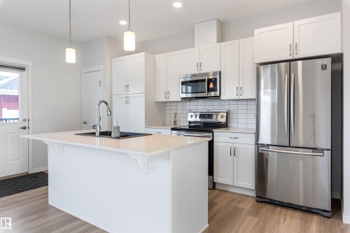 579 Ebbers Way, Edmonton, AB - Indoor Photo Showing Kitchen With Stainless Steel Kitchen With Upgraded Kitchen