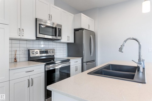 579 Ebbers Way, Edmonton, AB - Indoor Photo Showing Kitchen With Stainless Steel Kitchen With Double Sink With Upgraded Kitchen
