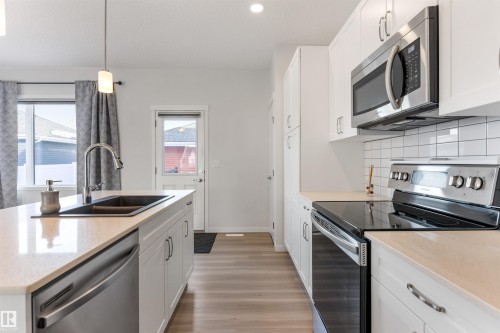 579 Ebbers Way, Edmonton, AB - Indoor Photo Showing Kitchen With Stainless Steel Kitchen With Double Sink With Upgraded Kitchen