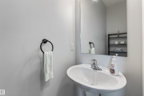 579 Ebbers Way, Edmonton, AB - Indoor Photo Showing Bathroom