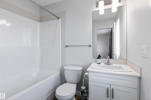 579 Ebbers Way, Edmonton, AB - Indoor Photo Showing Bathroom