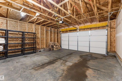 579 Ebbers Way, Edmonton, AB - Indoor Photo Showing Garage