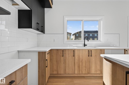 120 Pierwyck Loop, Spruce Grove, AB - Indoor Photo Showing Kitchen