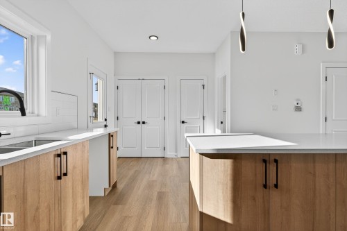 120 Pierwyck Loop, Spruce Grove, AB - Indoor Photo Showing Kitchen With Double Sink