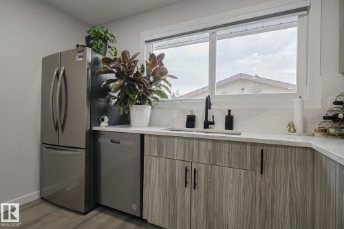 10103 172 Avenue, Edmonton, AB - Indoor Photo Showing Kitchen