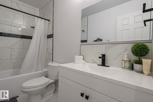 10103 172 Avenue, Edmonton, AB - Indoor Photo Showing Bathroom