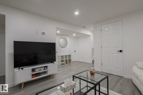 10103 172 Avenue, Edmonton, AB - Indoor Photo Showing Living Room