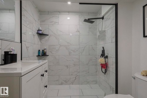 10103 172 Avenue, Edmonton, AB - Indoor Photo Showing Bathroom