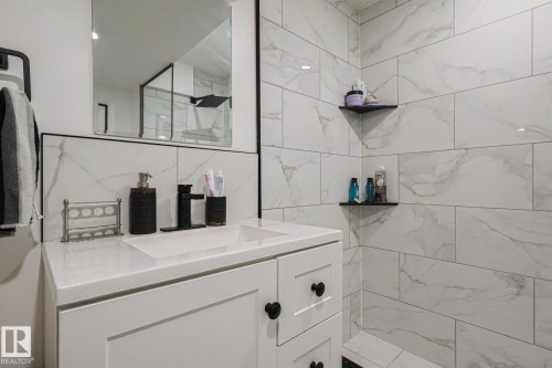 10103 172 Avenue, Edmonton, AB - Indoor Photo Showing Bathroom