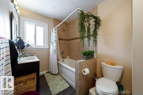 11235 Groat Road, Edmonton, AB - Indoor Photo Showing Bathroom