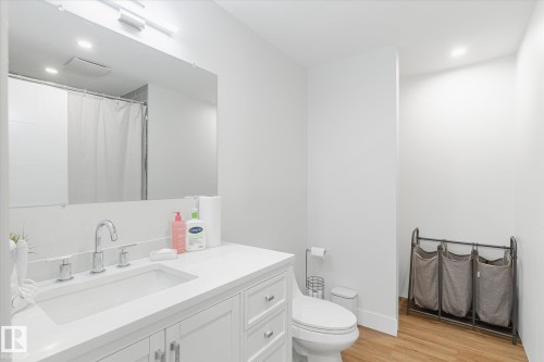 1720 35 Street, Edmonton, AB - Indoor Photo Showing Bathroom