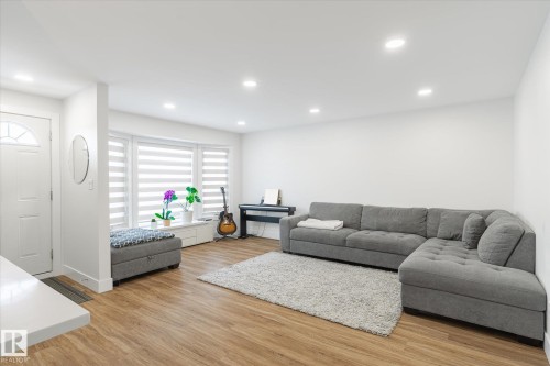 1720 35 Street, Edmonton, AB - Indoor Photo Showing Living Room