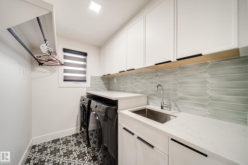 4416 Suzanna Crescent, Edmonton, AB - Indoor Photo Showing Laundry Room