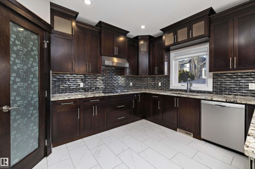 1339 Adamson Drive, Edmonton, AB - Indoor Photo Showing Kitchen With Upgraded Kitchen
