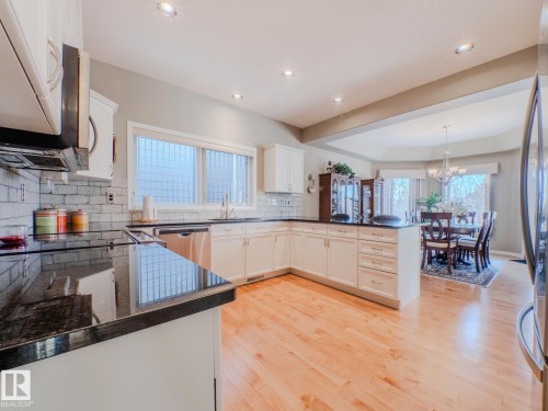 15 18343 Lessard Road, Edmonton, AB - Indoor Photo Showing Kitchen