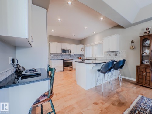 15 18343 Lessard Road, Edmonton, AB - Indoor Photo Showing Kitchen